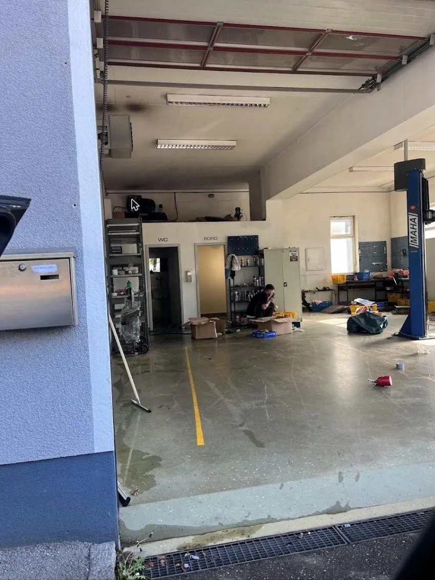 Werkstatthalle innen mit Hebebühne